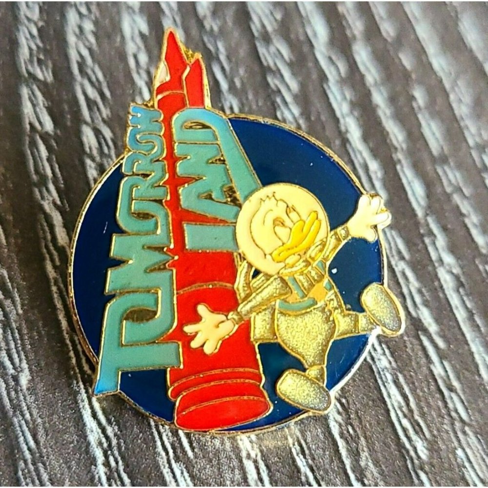 Vintage Disney Donald Duck Tomorrow Land 1986 Space Suit Small Lapel Pin - Picture 1 of 5